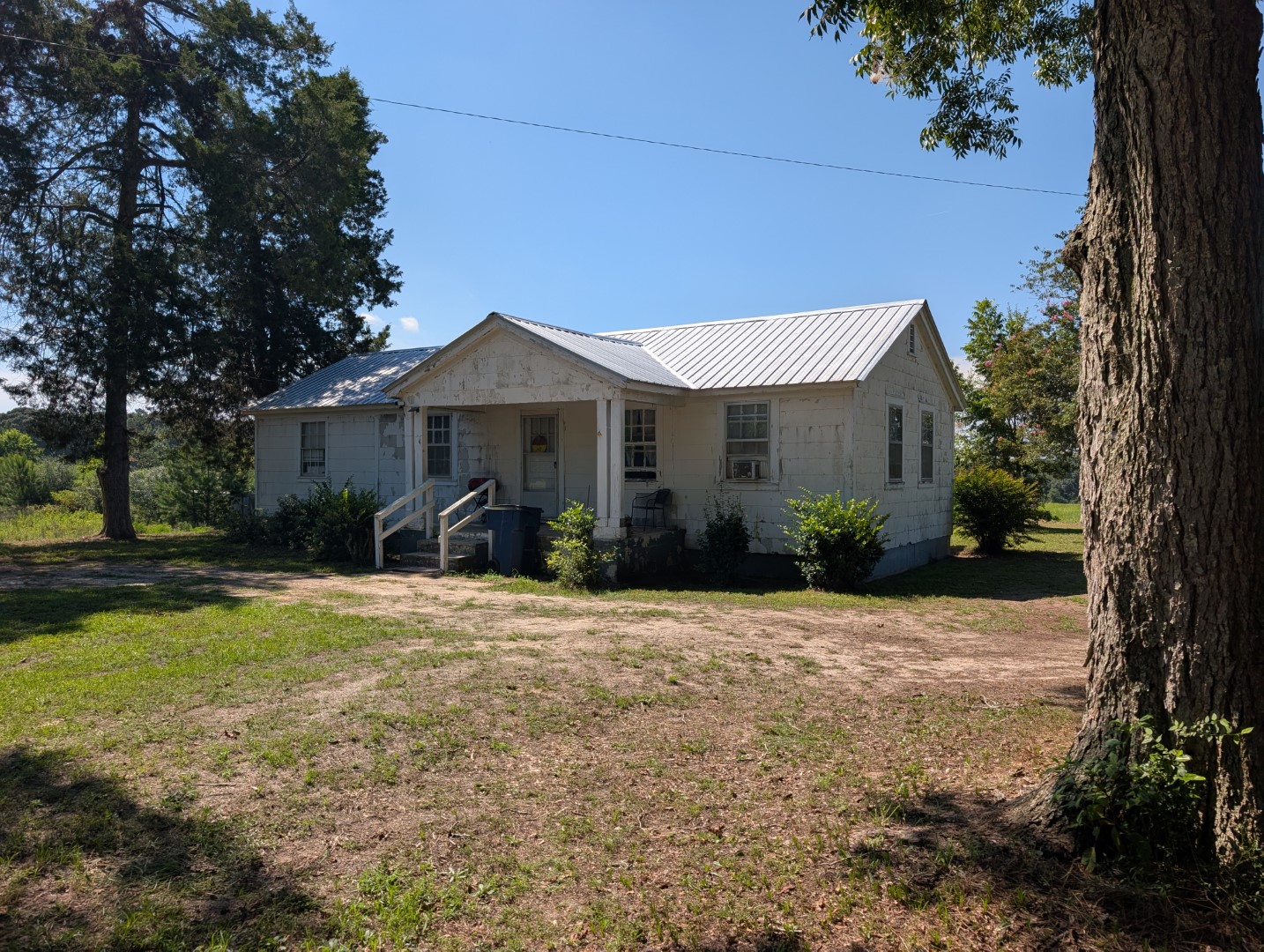 The residence and yard from the drive